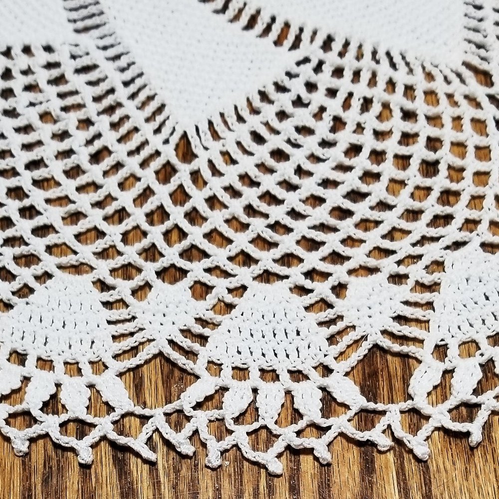 Vintage Style New Hand Crafted Comets Tail 16 1/2" White Doily - Picture 3 of 3